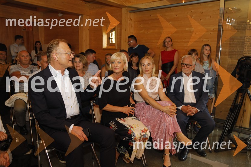  Janez  Škrabec, direktor Riko d.o.o., predsednik Slovensko-ruskega poslovnega sveta, častni konzul Belorusije;  Sonja Poljanšek Škrabec, lastnica Welness centra Sunny;  Barbara Čeferin, fotografinja, lastnica in vodja galerije Galerija Fotografija; dr. Peter  Čeferin, pravnik, pisateljPogovorni večer z Aleksandrom Čeferinom