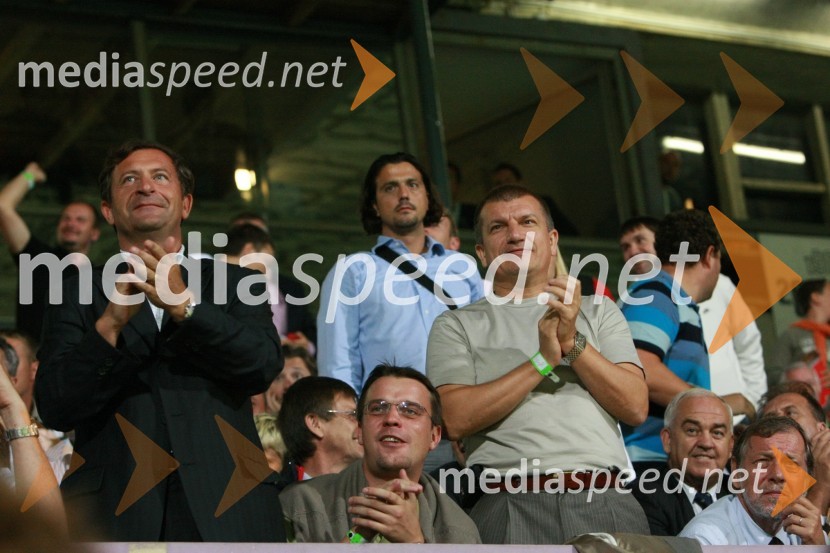 Karl Viktor Erjavec, minister za obrambo in Dragutin Mate, minister za notranje zadeve
	Slovenija : Hrvaška, nogomet, prijateljska tekma, zakulisje