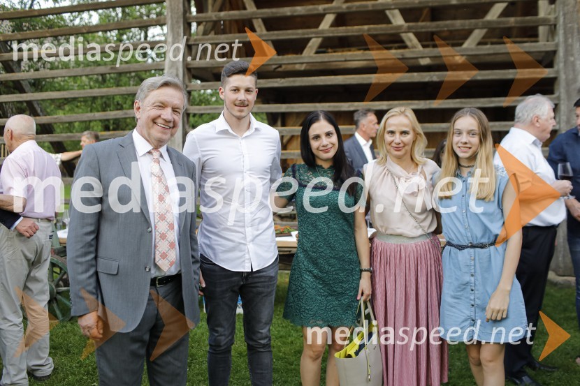  Marjan Dora, novinar, urednik;  ... ;  ... ;  ... ;  ... Pogovorni večer z Aleksandrom Čeferinom