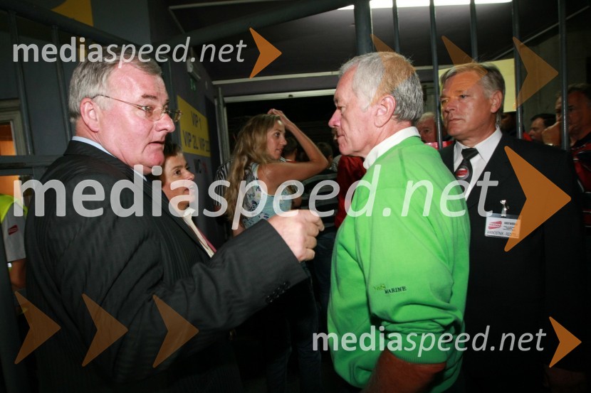 Rudi Zavrl, predsednik Nogometne zveze Slovenije in Tone Vogrinec, nekdanji direktor alpskih smučarskih disciplin in direktor smučarskega sklada  	 
	Slovenija : Hrvaška, nogomet, prijateljska tekma, zakulisje