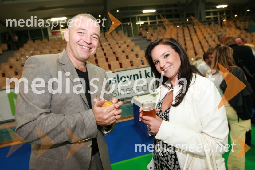 Miha Istenič, vinarstvo Istenič in Alenka Gotar, pevkaSlovenija : Hrvaška, nogomet, prijateljska tekma, zakulisje