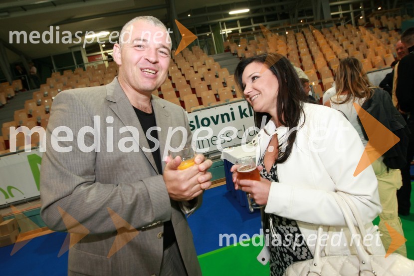 Miha Istenič, vinarstvo Istenič in Alenka Gotar, pevkaSlovenija : Hrvaška, nogomet, prijateljska tekma, zakulisje