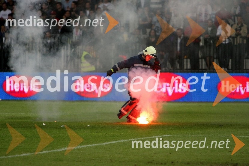 Gasilec igra nogomet z navijaško bakloSlovenija : Hrvaška, nogomet, prijateljska tekma, zakulisje