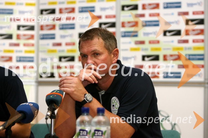 Matjaž Kek, selektor slovenske nogometne reprezentance  	 
	Slovenija : Hrvaška, nogomet, prijateljska tekma, zakulisje