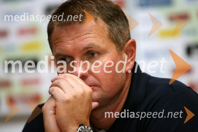 Matjaž Kek, selektor slovenske nogometne reprezentance  	 
	Slovenija : Hrvaška, nogomet, prijateljska tekma, zakulisje