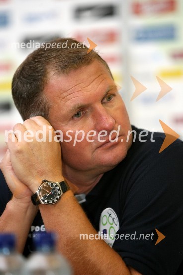 Matjaž Kek, selektor slovenske nogometne reprezentance  	 
	Slovenija : Hrvaška, nogomet, prijateljska tekma, zakulisje