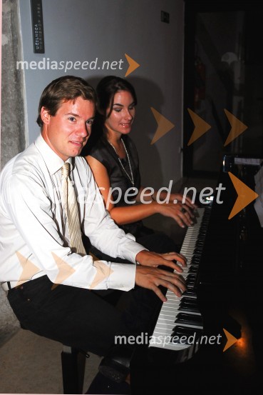 Jaka Pucihar, pianist in Ana Dežman, pevka
Življenje je vrtiljak, praznovanje 75. letnice Jureta Robežnika