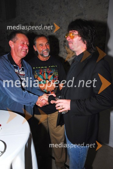 Andrej Lenič, urednik na radiu Slovenija, Dragan Bulič, glasbeni urednik na Valu 202 in Robert Pešut (Magnifico), glasbenikŽivljenje je vrtiljak, praznovanje 75. letnice Jureta Robežnika