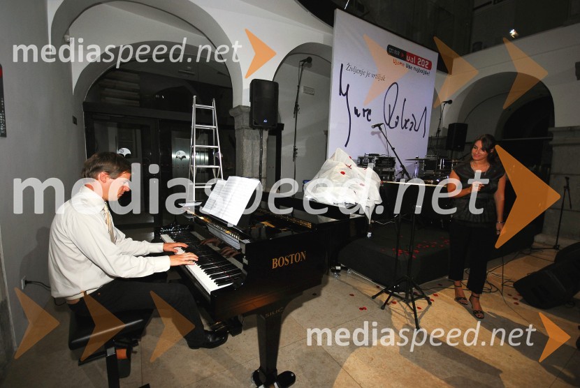 Jaka Pucihar, pianist in Ana Dežman, pevkaŽivljenje je vrtiljak, praznovanje 75. letnice Jureta Robežnika