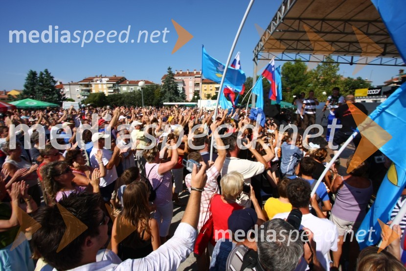 Množica občudovalcev in Vasilij Žbogar, olimpijski jadralec, na odruSprejem Vasilija Žbogarja v Izoli
