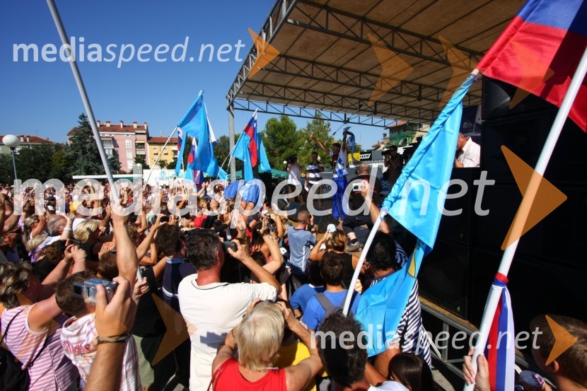 Množica občudovalcev in Vasilij Žbogar, olimpijski jadralec, na odruSprejem Vasilija Žbogarja v Izoli