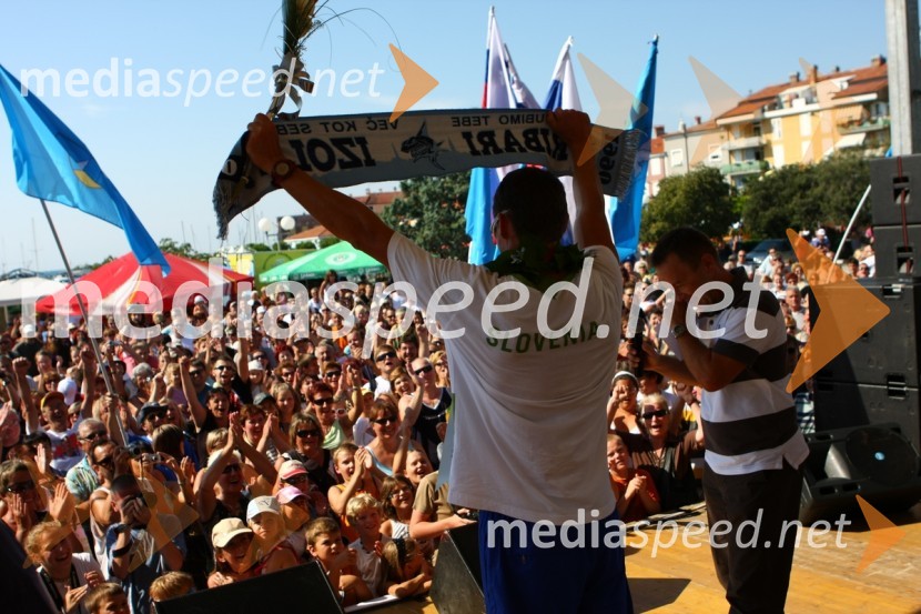 Množica občudovalcev in Vasilij Žbogar, olimpijski jadralec, in Dejan Jelačin, povezovalec programaSprejem Vasilija Žbogarja v Izoli