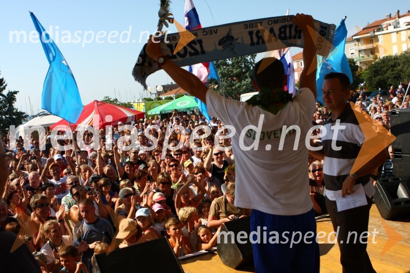 Množica občudovalcev in Vasilij Žbogar, olimpijski jadralec, in Dejan Jelačin, povezovalec programaSprejem Vasilija Žbogarja v Izoli