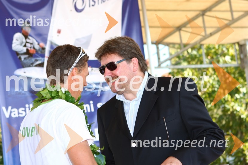 Vasilij Žbogar, olimpijski jadralec in Igor Bavčar, predsednik uprave Istrabenz in nekdanji vodja Odbora za varstvo človekovih pravicSprejem Vasilija Žbogarja v Izoli