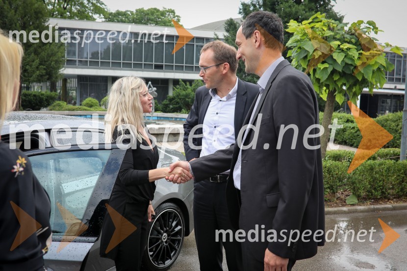  Katarina Čas, igralka, voditeljica;  Rasto Oderlap, direktor, podjetje Autocommerce d.o.o.;  ... Mercedes-Benz A limuzina, GLC in GLC kupe, slovenske predstavitve