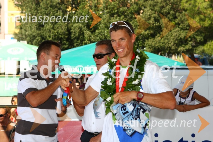 Dejan Jelačin, povezovalec programa, Slavko Žbogar, Vasilijev oče, in Vasilij Žbogar, olimpijski jadralecSprejem Vasilija Žbogarja v Izoli