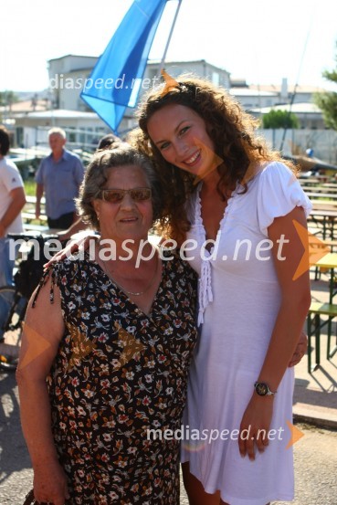 Mja Bedalov, Žbogarjevo dekle, z Vasilijevo babicoSprejem Vasilija Žbogarja v Izoli