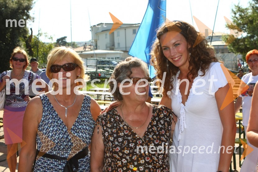 Dragica Žbogar, Vasilijeva mama, Vasilijeva babica in Maja Bedalov, Žbogarjevo dekle,Sprejem Vasilija Žbogarja v Izoli