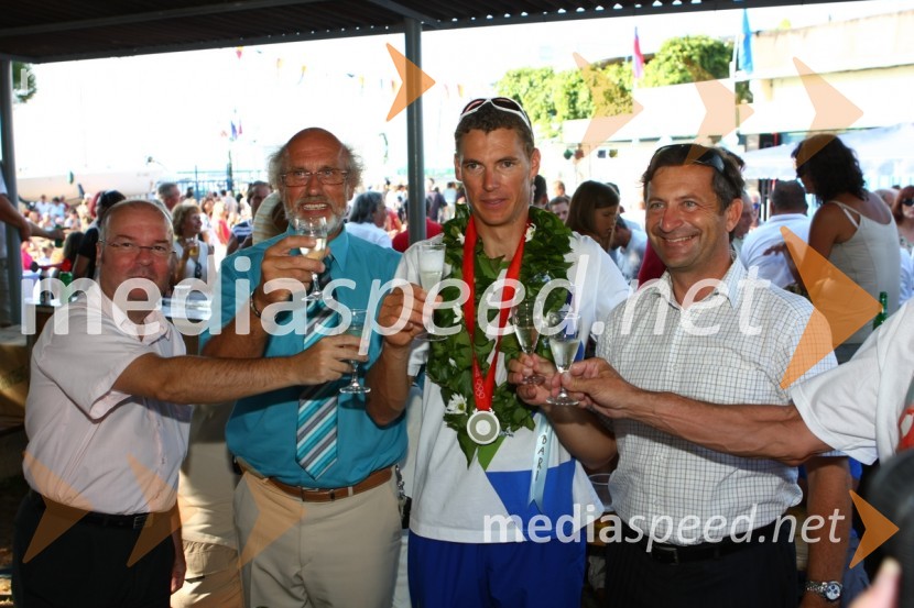 ..., ..., Vasilj Žbogar, olimpijski jadralec, in Karl Viktor Erjavec, minister za obrambo RSSprejem Vasilija Žbogarja v Izoli