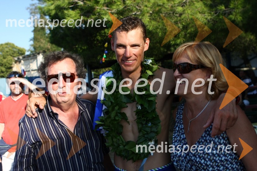 Enrico Galassi, direktor Izolske marine, Vasilij Žbogar in Dragica Žbogar, Vasilijeva mamaSprejem Vasilija Žbogarja v Izoli