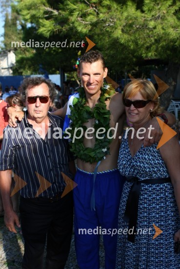 Enrico Galassi, direktor Izolske marine, Vasilij Žbogar in Dragica Žbogar, Vasilijeva mamaSprejem Vasilija Žbogarja v Izoli