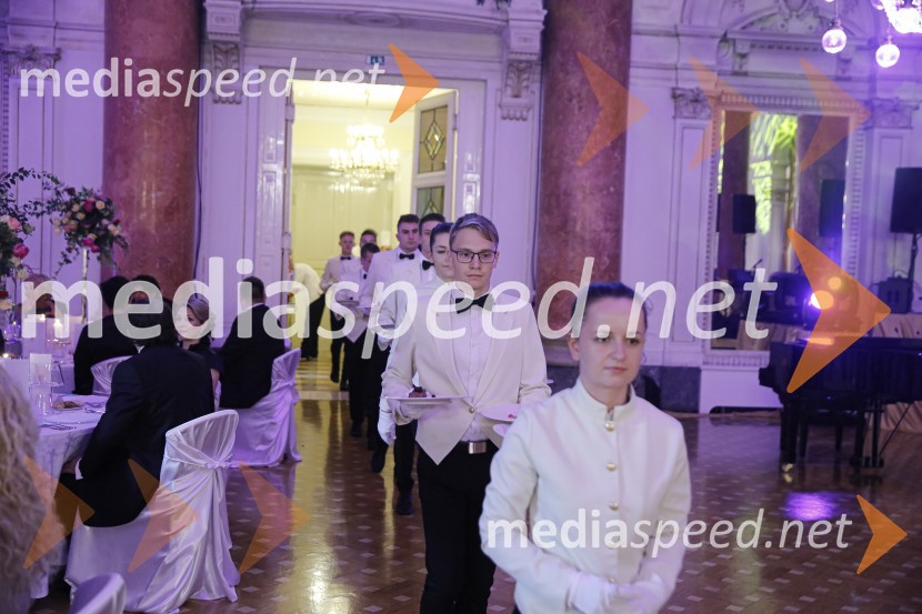 Strežno osebje Srednje gostinske šole iz Celja pod vodstvom prof. Kristjana Klančnika&nbsp;Anin ples 2019