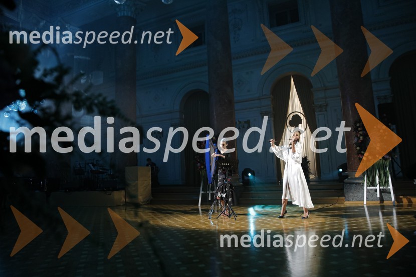  RAIVEN, pevka;  Maša Golob, violinistkaAnin ples 2019