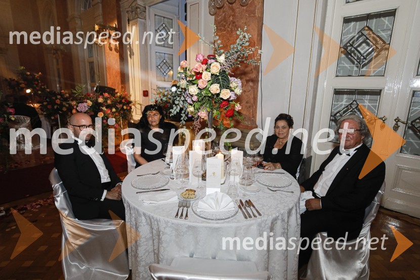  Mateja Krajnc, lepotni salon Anis;  dr. Désirée Vodopivec Popovac;  Breda Drenek Sotošek, magistra farmacije in lastnica Lekarne Pod Sv. Rokom v Sevnici;  Franci SotošekAnin ples 2019