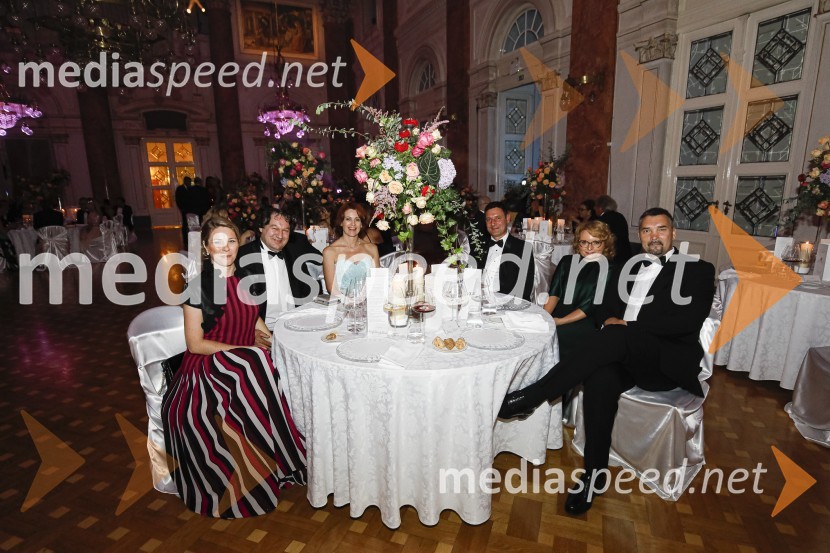  Anuška Pavlinjek Slavinec; doc. dr.  Mitja Slavinec, dekan, Fakulteta za naravoslovje in matematiko, Univerza v Mariboru;  Alenka Majer;  Boris Nakov, Alset d.o.o.;  Lilijana  Rihter; mag. Andrej Rihter, član uprave, Pošta Slovenije, d.o.o.Anin ples 2019