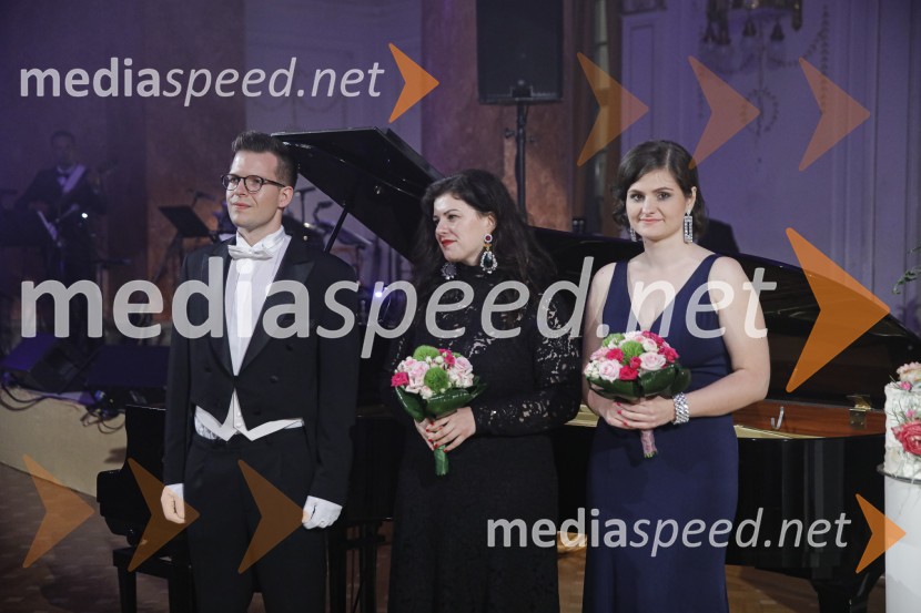  Jakob Cvetko, član protokola;  Urša Jager;  Maja Križan, vodja prireditve Anin plesAnin ples 2019