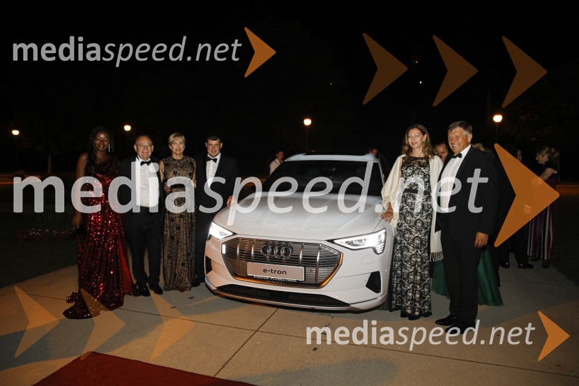  Tracy Akoth Otieno;  Srečko Debelak, častni konzul, Konzulat Republike Filipini;  Irena Bijol;  ... ;  Nika Žumer Kajzer;  Marko Kajzer, direktor KampoAnin ples 2019