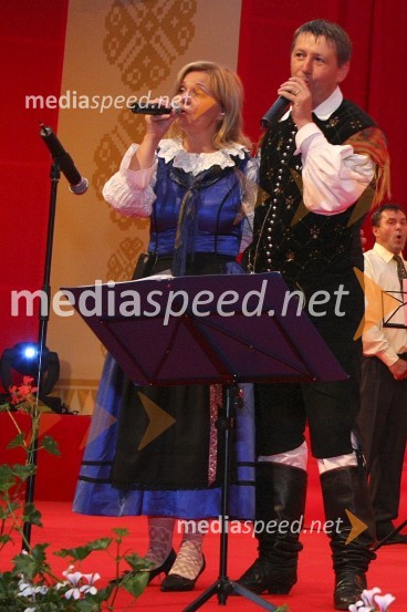 Ansambel Gašperji in moški del Mešanega pevskega zbora ŠoštanjFestival Avsenikov 2008