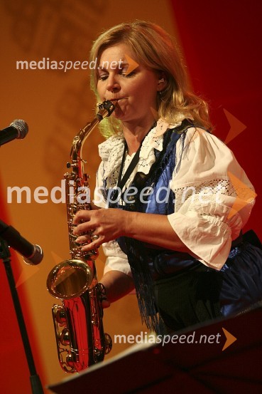 Vera Šolinc, pevka in glasbenica ansambla Gašperji

Festival Avsenikov 2008