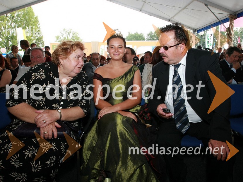 Maria Pozsonec, poslanka madžarske narodne skupnosti, Svetlana Širec, Vinska kraljica Slovenije 2008 in Štefan Pavlinjek, predsednik upravnega odbora Obrtne zbornice SlovenijeOtvoritev 46. mednarodnega kmetijsko-živilskega sejma v Gornji Radgoni