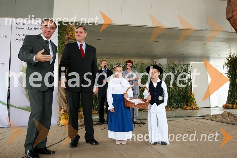 Janez Erjavec, direktor Pomurskega sejma, dr. Danilo Türk, predsednik Republike Slovenije in otroški kmečki parOtvoritev 46. mednarodnega kmetijsko-živilskega sejma v Gornji Radgoni