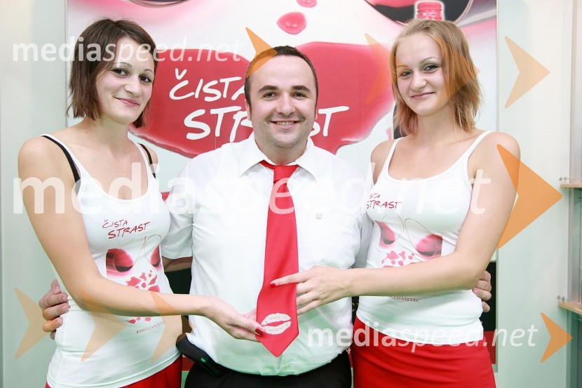 Andrej Grum, komercialist Radgonske gorice d.d. in hostesiOtvoritev 46. mednarodnega kmetijsko-živilskega sejma v Gornji Radgoni