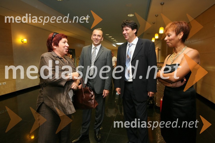 Marija Marinko iz Avenije mode Šiška, Goran Kodelja, generalni direktor Lisce d.d., Robert Zakšek in Tanja Novšak iz LiscePredstavitev kolekcije Lisca za sezono pomlad-poletje 2009