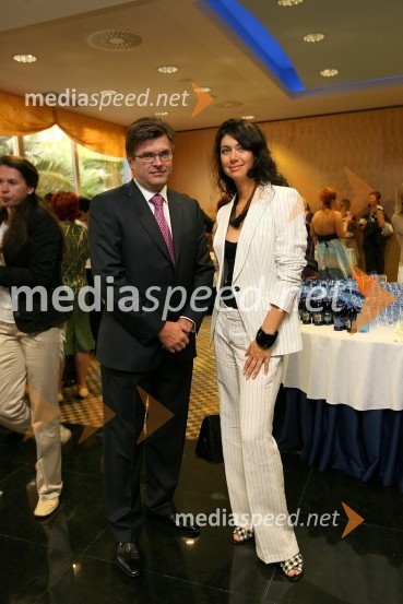 Dari Južna, lastnik podjetja Lisca d.d. in Jerca Legan, spremljevalka poslanca Milana Cvikla in antropologinjaPredstavitev kolekcije Lisca za sezono pomlad-poletje 2009