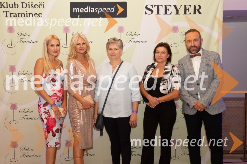  Natalija Cvetko, vodja projektov, Mediaspeed; mag. Norma Bale, pisateljica in predsednica kluba Dišeči Traminec;  ... ;  ... ;  Borut  Cvetko, kreativni direktor, Mediaspeed10. Salon Traminec 2019
