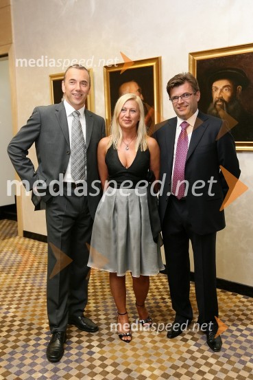 Goran Kodelja, generalni direktor Lisce d.d., Dragica Gantar, direktorica razvoja v Lisci in Dari Južna, lastnik podjetja Lisca d.d.Predstavitev kolekcije Lisca za sezono pomlad-poletje 2009