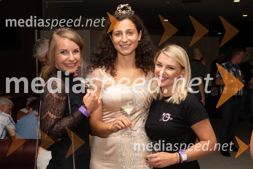  Tina Hohnjec, Mikro Polo;  Meta Frangež, 23. Vinska kraljica Slovenije 2019;  Anja Sever, vodja produkcije, Mediaspeed10. Salon Traminec 2019