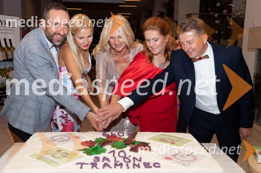  Borut  Cvetko, kreativni direktor, Mediaspeed;  Natalija Cvetko, vodja projektov, Mediaspeed; mag. Norma Bale, pisateljica in predsednica kluba Dišeči Traminec;  Magda Steyer, Steyer Vina;  Danilo Steyer,   vinar, Steyer Vina; vinski vitez, predsednik Vinske reprezentance Slovenije10. Salon Traminec 2019