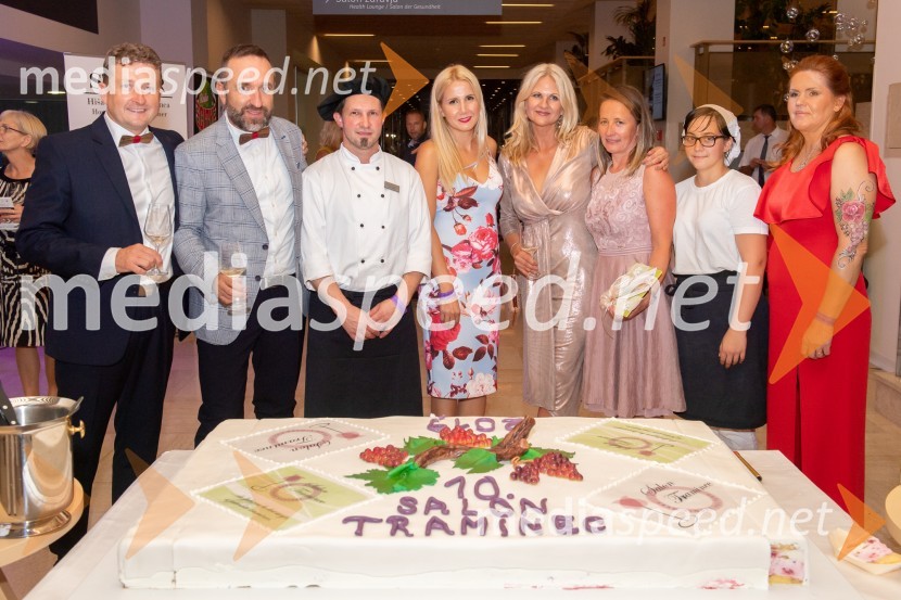  Danilo Steyer,   vinar, Steyer Vina; vinski vitez, predsednik Vinske reprezentance Slovenije;  Borut  Cvetko, kreativni direktor, Mediaspeed;  Iztok Fartelj, Vodja slaščičarske delavnice v Zdravilišču Radenci;  Natalija Cvetko, vodja projektov, Mediaspeed; mag. Norma Bale, pisateljica in predsednica kluba Dišeči Traminec;  Vesna Maučec, direktorica hotelirstva Zdravilišče Radenci;  ... ;  Magda Steyer, Steyer Vina10. Salon Traminec 2019