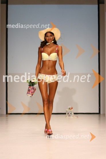 Tjaša Ambrož, manekenkaPredstavitev kolekcije Lisca za sezono pomlad-poletje 2009