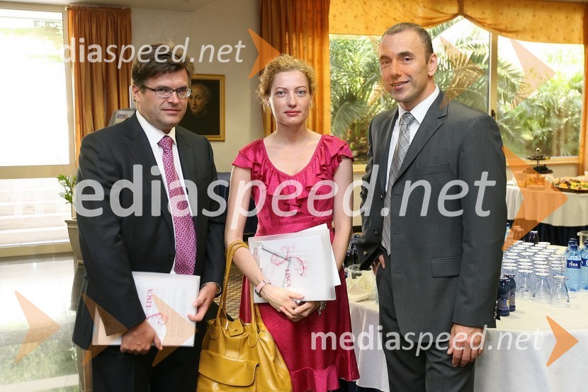 Dari Južna, lastnik podjetja Lisca d.d., Hermina Kovačič, urednica Diners Magazine in Goran Kodelja, generalni direktor Lisce d.d.Predstavitev kolekcije Lisca za sezono pomlad-poletje 2009