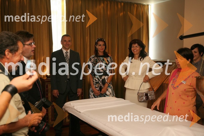 Goran Kodelja, generalni direktor Lisce d.d., Tamara Busar, vodja marketinga pri Lisci d.d. in Vesna Južna, lastnica podjetja Lisca d.d.Predstavitev kolekcije Lisca za sezono pomlad-poletje 2009