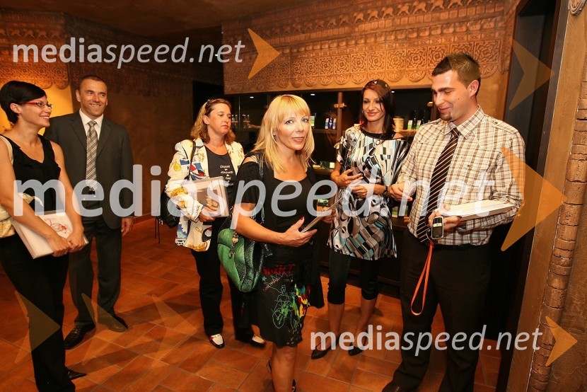 Vlasta Cah Žerovnik, novinarka Nike (spredaj) in Tamara Busar, vodja marketinga pri Lisci d.d. (zadaj)Predstavitev kolekcije Lisca za sezono pomlad-poletje 2009