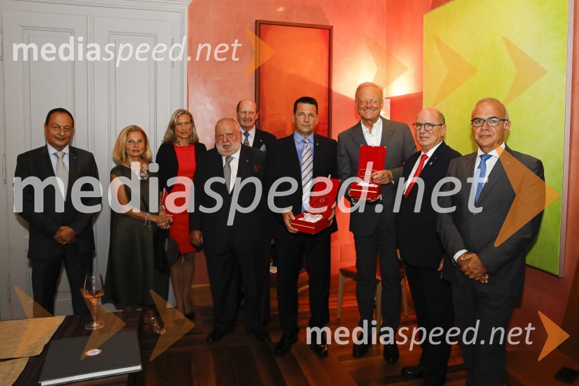  ... ;  ... ;  ... ;  ... ;  ... ;  Marko Smole, častni konzul republike Sejšeli;  Janez  Škrabec, direktor Riko d.o.o., predsednik Slovensko-ruskega poslovnega sveta, častni konzul Belorusije;  ... ;  ... Sprejem konzularnega zbora Slovenije v Vili Beli Dvor