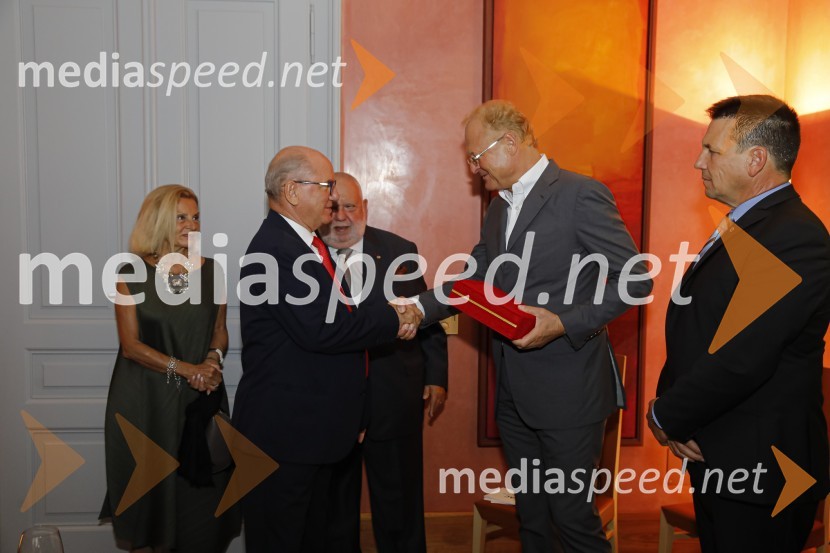  ... ;  ... ;  ... ;  Janez  Škrabec, direktor Riko d.o.o., predsednik Slovensko-ruskega poslovnega sveta, častni konzul Belorusije;  Marko Smole, častni konzul republike SejšeliSprejem konzularnega zbora Slovenije v Vili Beli Dvor