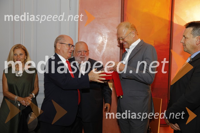  ... ;  ... ;  ... ;  Janez  Škrabec, direktor Riko d.o.o., predsednik Slovensko-ruskega poslovnega sveta, častni konzul Belorusije;  Marko Smole, častni konzul republike SejšeliSprejem konzularnega zbora Slovenije v Vili Beli Dvor